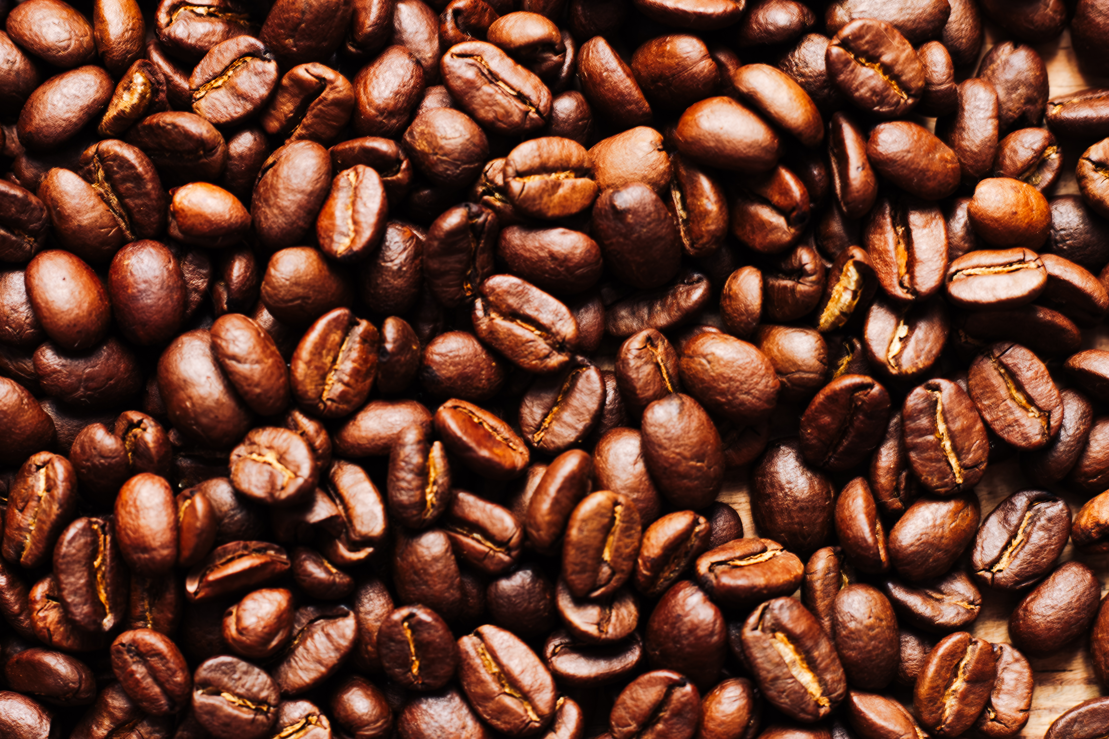 une image entière de grain de café étalés afin d'en faire un tapis entier